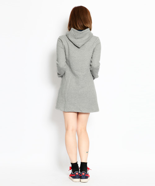 X-girl（エックスガール）の「SLANTED LOGO HOODIE DRESS（ワンピース・レディース・ブラック/アッシュグレー/ピンク/グリーン/ネイビー・1/2）」の8枚目の写真