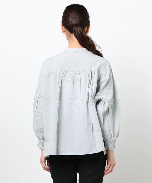 and it_（アンドイット）の「エミュラル emural 袖シャーリングコットンワイドブラウス（シャツ/ブラウス・レディース・ブラック系その他/アイボリー/クリーム/ネイビー×ホワイト/サックスブルー・M-L）」の6枚目の写真