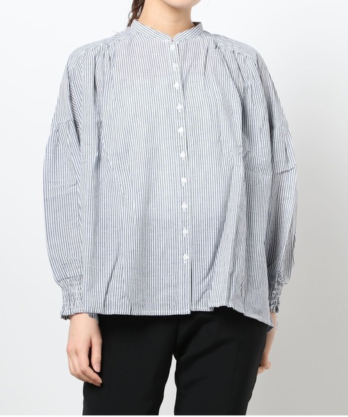 and it_（アンドイット）の「エミュラル emural 袖シャーリングコットンワイドブラウス（シャツ/ブラウス・レディース・ブラック系その他/アイボリー/クリーム/ネイビー×ホワイト/サックスブルー・M-L）」の5枚目の写真