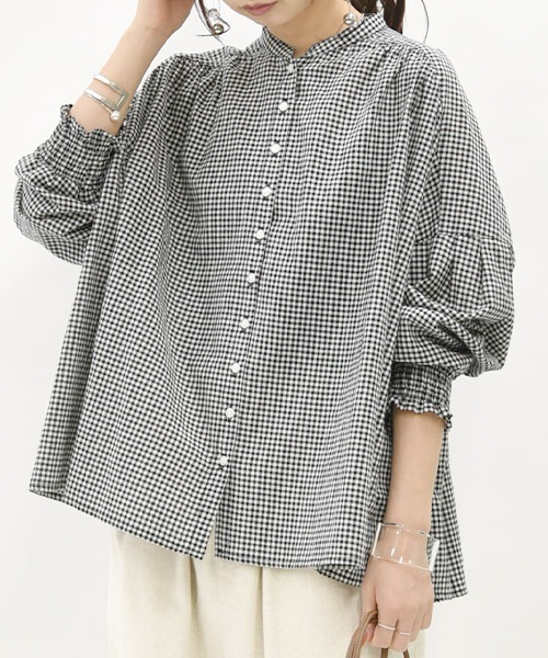 and it_（アンドイット）の「エミュラル emural 袖シャーリングコットンワイドブラウス（シャツ/ブラウス・レディース・ブラック系その他/アイボリー/クリーム/ネイビー×ホワイト/サックスブルー・M-L）」の2枚目の写真