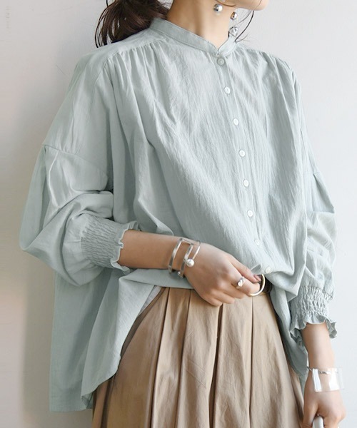 and it_（アンドイット）の「エミュラル emural 袖シャーリングコットンワイドブラウス（シャツ/ブラウス・レディース・ブラック系その他/アイボリー/クリーム/ネイビー×ホワイト/サックスブルー・M-L）」の4枚目の写真