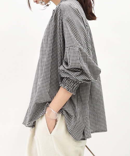 and it_（アンドイット）の「エミュラル emural 袖シャーリングコットンワイドブラウス（シャツ/ブラウス・レディース・ブラック系その他/アイボリー/クリーム/ネイビー×ホワイト/サックスブルー・M-L）」の10枚目の写真