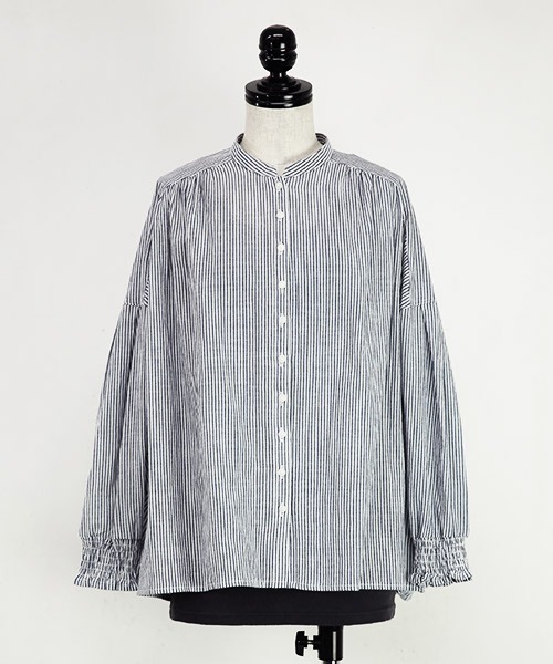 and it_（アンドイット）の「エミュラル emural 袖シャーリングコットンワイドブラウス（シャツ/ブラウス・レディース・ブラック系その他/アイボリー/クリーム/ネイビー×ホワイト/サックスブルー・M-L）」の12枚目の写真