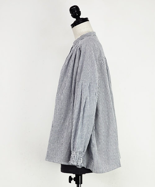 and it_（アンドイット）の「エミュラル emural 袖シャーリングコットンワイドブラウス（シャツ/ブラウス・レディース・ブラック系その他/アイボリー/クリーム/ネイビー×ホワイト/サックスブルー・M-L）」の13枚目の写真