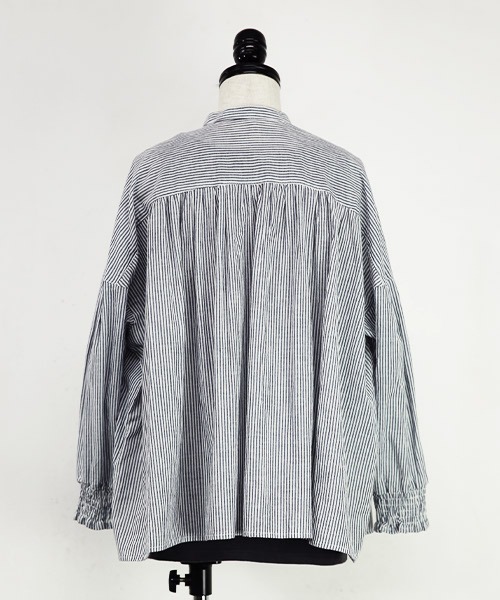 and it_（アンドイット）の「エミュラル emural 袖シャーリングコットンワイドブラウス（シャツ/ブラウス・レディース・ブラック系その他/アイボリー/クリーム/ネイビー×ホワイト/サックスブルー・M-L）」の14枚目の写真