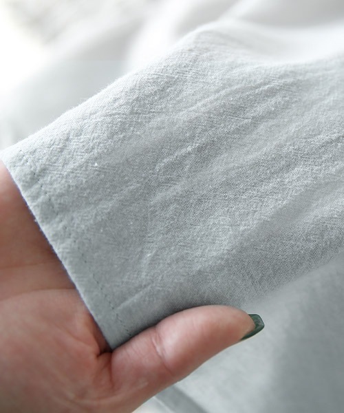 and it_（アンドイット）の「エミュラル emural 袖シャーリングコットンワイドブラウス（シャツ/ブラウス・レディース・ブラック系その他/アイボリー/クリーム/ネイビー×ホワイト/サックスブルー・M-L）」の22枚目の写真