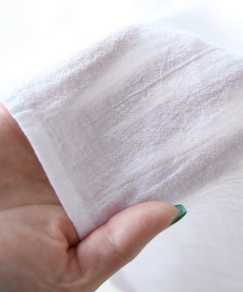 and it_（アンドイット）の「エミュラル emural 袖シャーリングコットンワイドブラウス（シャツ/ブラウス・レディース・ブラック系その他/アイボリー/クリーム/ネイビー×ホワイト/サックスブルー・M-L）」の21枚目の写真