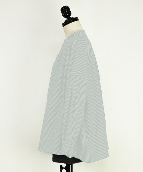 and it_（アンドイット）の「エミュラル emural 袖シャーリングコットンワイドブラウス（シャツ/ブラウス・レディース・ブラック系その他/アイボリー/クリーム/ネイビー×ホワイト/サックスブルー・M-L）」の18枚目の写真