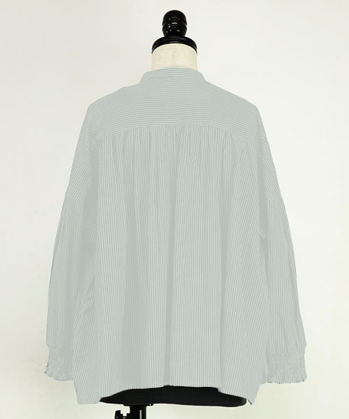 and it_（アンドイット）の「エミュラル emural 袖シャーリングコットンワイドブラウス（シャツ/ブラウス・レディース・ブラック系その他/アイボリー/クリーム/ネイビー×ホワイト/サックスブルー・M-L）」の17枚目の写真