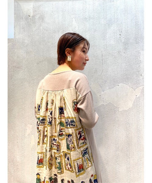 BEARDSLEY（ビアズリー）の「ミュージアムプリントニットワンピース（ワンピース・レディース・ベージュ/グレー・FREE）」の3枚目の写真