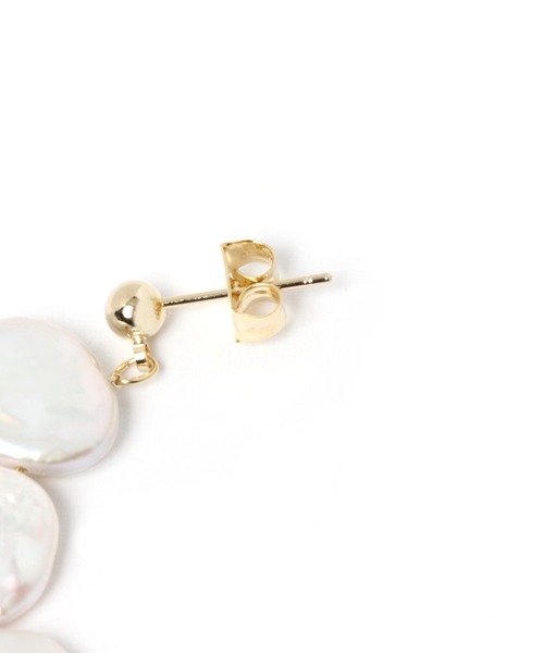 BAYFLOW（ベイフロー）の「MIE/ドロップパールピアス（ピアス（両耳用）・レディース・ホワイト・FREE）」の4枚目の写真