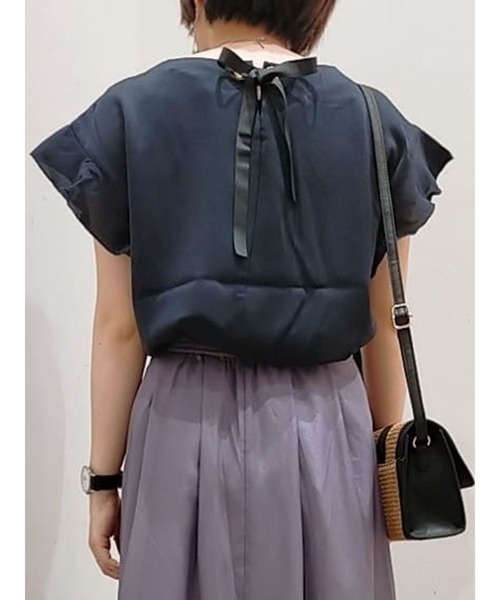 Te chichi TERRASSE（テチチテラス）の「バックリボンフレア袖ブラウス（シャツ/ブラウス・レディース・オフホワイト/オレンジ/ネイビー・ﾌﾘ-）」の3枚目の写真