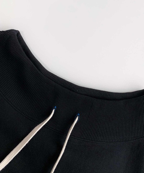 Q（キュー）の「ミニ裏毛リブネックトップス（スウェット・レディース・ブラック/ライトグレー・MEDIUM）」の6枚目の写真