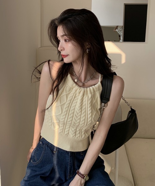 MANGROVE（マングローブ）の「バックオープン ケーブルニットホルターネックタンク（タンクトップ・レディース・ブラック/グリーン/アイボリー・FREE）」の9枚目の写真