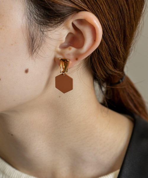 SMELLY(スメリー)の「マットカラーイヤリング(イヤリング・レディース・ブラウン/グリーン・-)」の1枚目の写真