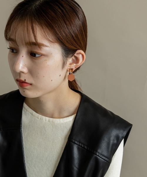 SMELLY(スメリー)の「マットカラーイヤリング(イヤリング・レディース・ブラウン/グリーン・-)」の6枚目の写真