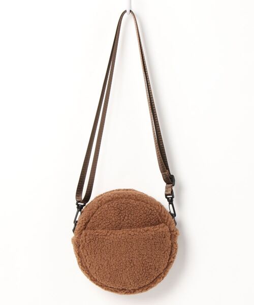 FILA(フィラ)の「【FILA/フィラ】筆記体刺繍 ボアフリース ラウンドショルダーバッグ(ショルダーバッグ・レディース・チャコールグレー/ベージュ/ブラウン/スモークピンク・FREE)」の5枚目の写真