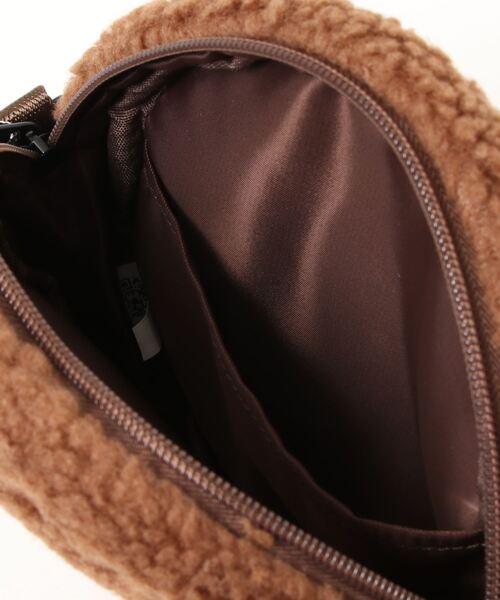 FILA(フィラ)の「【FILA/フィラ】筆記体刺繍 ボアフリース ラウンドショルダーバッグ(ショルダーバッグ・レディース・チャコールグレー/ベージュ/ブラウン/スモークピンク・FREE)」の7枚目の写真