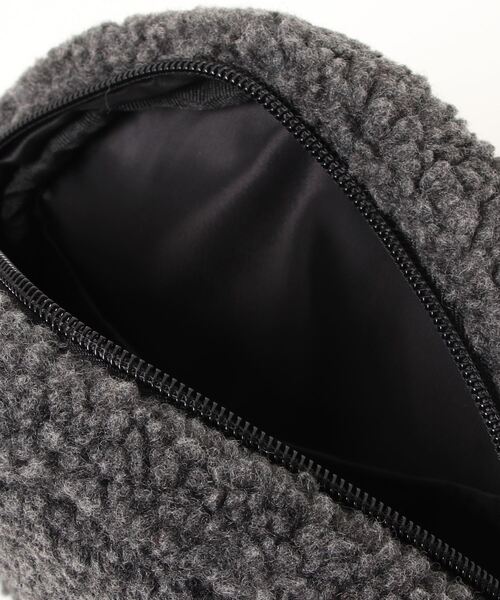 FILA(フィラ)の「【FILA/フィラ】筆記体刺繍 ボアフリース ラウンドショルダーバッグ(ショルダーバッグ・レディース・チャコールグレー/ベージュ/ブラウン/スモークピンク・FREE)」の8枚目の写真