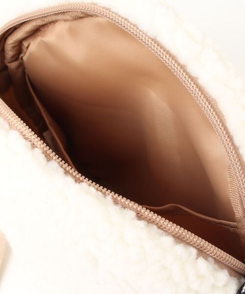 FILA(フィラ)の「【FILA/フィラ】筆記体刺繍 ボアフリース ラウンドショルダーバッグ(ショルダーバッグ・レディース・チャコールグレー/ベージュ/ブラウン/スモークピンク・FREE)」の9枚目の写真