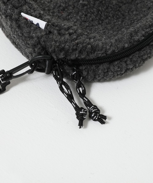 FILA(フィラ)の「【FILA/フィラ】筆記体刺繍 ボアフリース ラウンドショルダーバッグ(ショルダーバッグ・レディース・チャコールグレー/ベージュ/ブラウン/スモークピンク・FREE)」の19枚目の写真