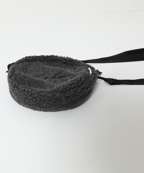 FILA(フィラ)の「【FILA/フィラ】筆記体刺繍 ボアフリース ラウンドショルダーバッグ(ショルダーバッグ・レディース・チャコールグレー/ベージュ/ブラウン/スモークピンク・FREE)」の17枚目の写真