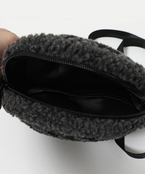 FILA(フィラ)の「【FILA/フィラ】筆記体刺繍 ボアフリース ラウンドショルダーバッグ(ショルダーバッグ・レディース・チャコールグレー/ベージュ/ブラウン/スモークピンク・FREE)」の20枚目の写真