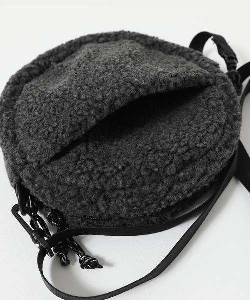 FILA(フィラ)の「【FILA/フィラ】筆記体刺繍 ボアフリース ラウンドショルダーバッグ(ショルダーバッグ・レディース・チャコールグレー/ベージュ/ブラウン/スモークピンク・FREE)」の18枚目の写真