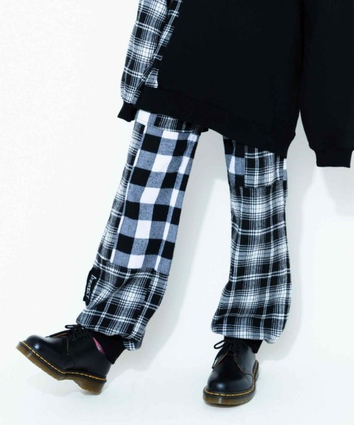 Candy Stripper（キャンディストリッパー）の「MISCHIEF SWITCHING パンツ（スウェットパンツ・レディース・ブラック/レッド/ブラック系その他・2）」の2枚目の写真