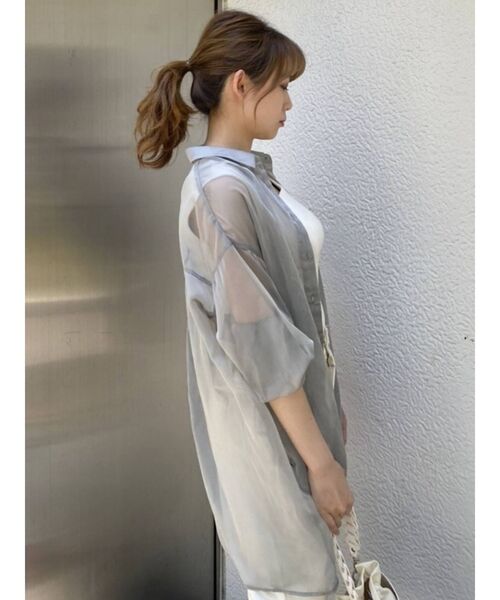 dazzlin（ダズリン）の「グロスシャドーシアーシャツ（シャツ/ブラウス・レディース・パープル/グレー/オフホワイト・FREE）」の15枚目の写真