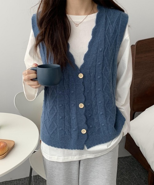 yuue' ( wear )(ユーイ)の「ニットカーディガンベスト(ベスト・レディース・ベージュ/レッド/オフホワイト/ブルー/キャメル・FREE)」の4枚目の写真