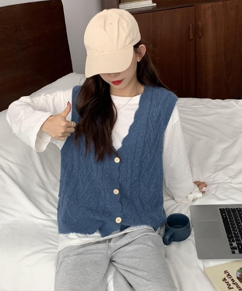 yuue' ( wear )(ユーイ)の「ニットカーディガンベスト(ベスト・レディース・ベージュ/レッド/オフホワイト/ブルー/キャメル・FREE)」の13枚目の写真