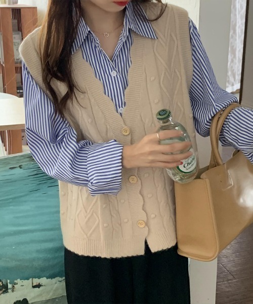 yuue' ( wear )(ユーイ)の「ニットカーディガンベスト(ベスト・レディース・ベージュ/レッド/オフホワイト/ブルー/キャメル・FREE)」の8枚目の写真