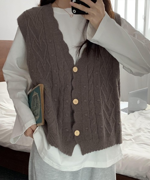 yuue' ( wear )(ユーイ)の「ニットカーディガンベスト(ベスト・レディース・ベージュ/レッド/オフホワイト/ブルー/キャメル・FREE)」の14枚目の写真