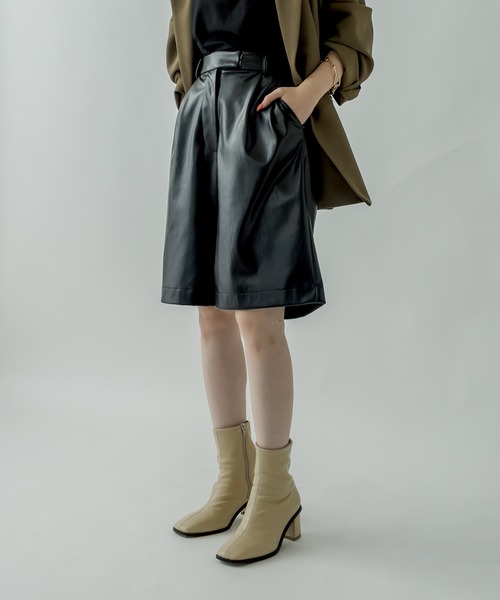 mystic（ミスティック）の「フェイクレザーハーフパンツ（その他パンツ・レディース・ブラック/ダークブラウン・FREE）」の2枚目の写真