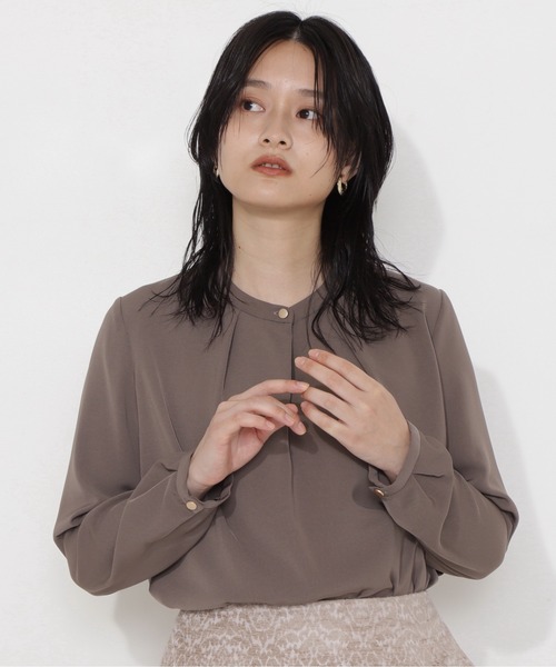 NATURAL BEAUTY BASIC（ナチュラルビューティーベーシック）の「ゴールドボタンブラウス（シャツ/ブラウス・レディース・オフホワイト/ダークブラウン/カーキ・SMALL/MEDIUM）」の2枚目の写真
