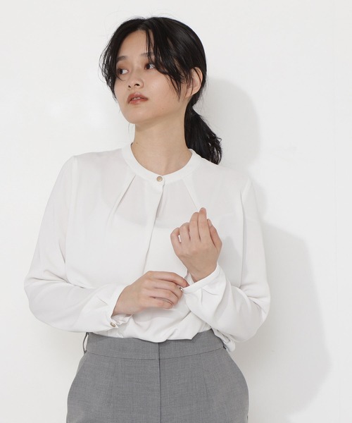 NATURAL BEAUTY BASIC（ナチュラルビューティーベーシック）の「ゴールドボタンブラウス（シャツ/ブラウス・レディース・オフホワイト/ダークブラウン/カーキ・SMALL/MEDIUM）」の5枚目の写真