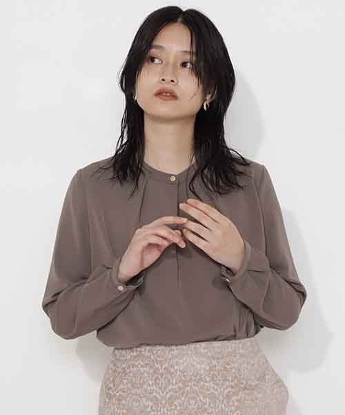 NATURAL BEAUTY BASIC（ナチュラルビューティーベーシック）の「ゴールドボタンブラウス（シャツ/ブラウス・レディース・オフホワイト/ダークブラウン/カーキ・SMALL/MEDIUM）」の11枚目の写真
