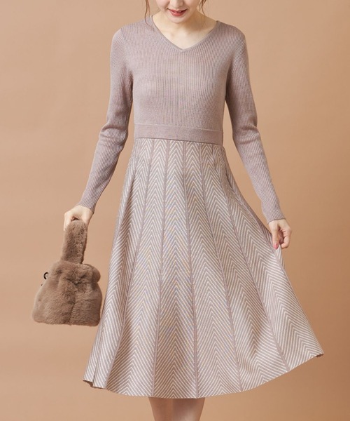 tocco closet(トッコ クローゼット)の「前後2WAYヘリンボーン切り替えリブニットワンピース(ワンピース・レディース・ブラック/ピンクベージュ・M)」の2枚目の写真