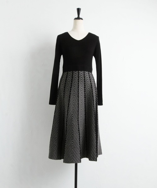 tocco closet(トッコ クローゼット)の「前後2WAYヘリンボーン切り替えリブニットワンピース(ワンピース・レディース・ブラック/ピンクベージュ・M)」の17枚目の写真