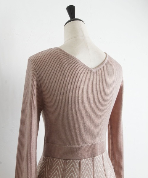 tocco closet(トッコ クローゼット)の「前後2WAYヘリンボーン切り替えリブニットワンピース(ワンピース・レディース・ブラック/ピンクベージュ・M)」の15枚目の写真
