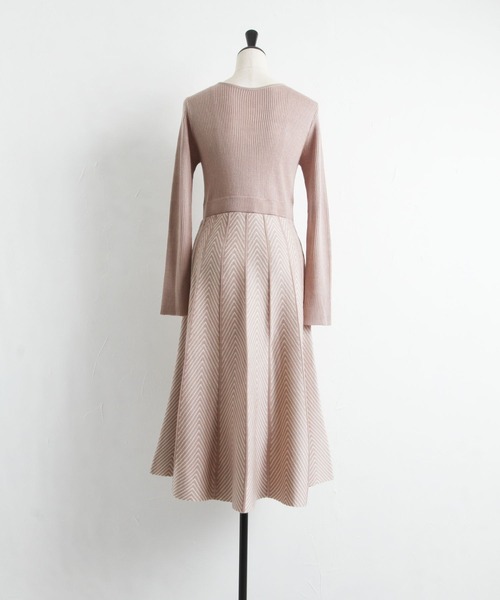 tocco closet(トッコ クローゼット)の「前後2WAYヘリンボーン切り替えリブニットワンピース(ワンピース・レディース・ブラック/ピンクベージュ・M)」の14枚目の写真