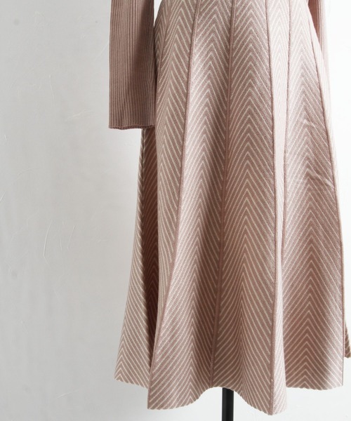 tocco closet(トッコ クローゼット)の「前後2WAYヘリンボーン切り替えリブニットワンピース(ワンピース・レディース・ブラック/ピンクベージュ・M)」の18枚目の写真