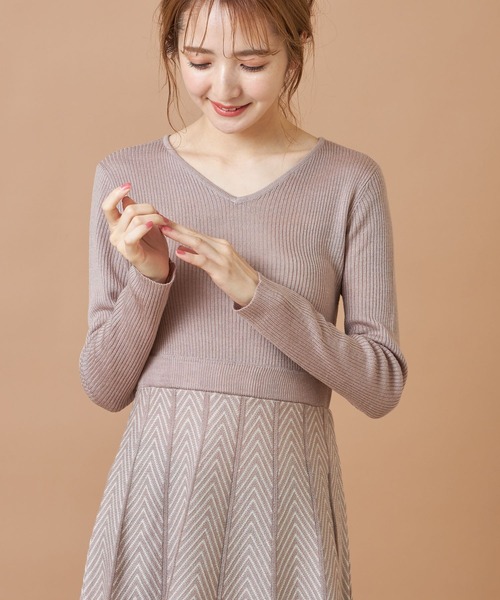 tocco closet(トッコ クローゼット)の「前後2WAYヘリンボーン切り替えリブニットワンピース(ワンピース・レディース・ブラック/ピンクベージュ・M)」の4枚目の写真