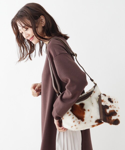 SHOO・LA・RUE(シューラルー)の「◆ポーチ付アニマルエコファーショルダー(ショルダーバッグ・レディース・ベージュ系その他3/ベージュ系その他7/ダークブラウン系1/ブラウン系1・00)」の6枚目の写真