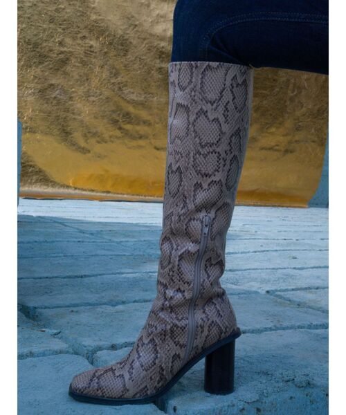 EMODA(エモダ)の「ラウンドフィットロングブーツ(ブーツ・レディース・ホワイト/ブラック/その他・SMALL/MEDIUM/LARGE)」の4枚目の写真