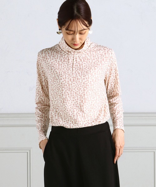 A/C DESIGN BY ALPHA CUBIC(エーシーデザインバイアルファキュービック)の「裏起毛幾何プリントハイネックプルオーバー(Tシャツ/カットソー・レディース・ネイビー/ライトグレー/ピンク・LL/L/M)」の3枚目の写真