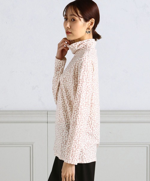 A/C DESIGN BY ALPHA CUBIC(エーシーデザインバイアルファキュービック)の「裏起毛幾何プリントハイネックプルオーバー(Tシャツ/カットソー・レディース・ネイビー/ライトグレー/ピンク・LL/L/M)」の5枚目の写真