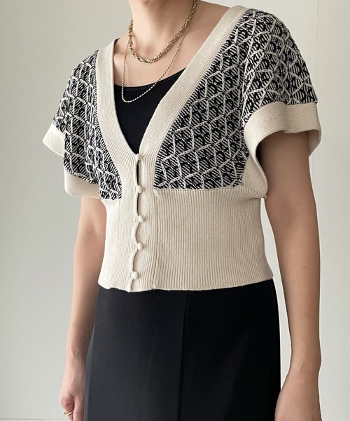 y/m by misato（イムバイミサト）の「ダイヤ柄ジャガードビスチェ（ニット/セーター・レディース・ブラック/ブルー・FREE）」の7枚目の写真