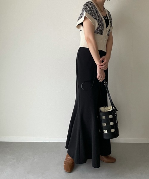 y/m by misato（イムバイミサト）の「ダイヤ柄ジャガードビスチェ（ニット/セーター・レディース・ブラック/ブルー・FREE）」の4枚目の写真